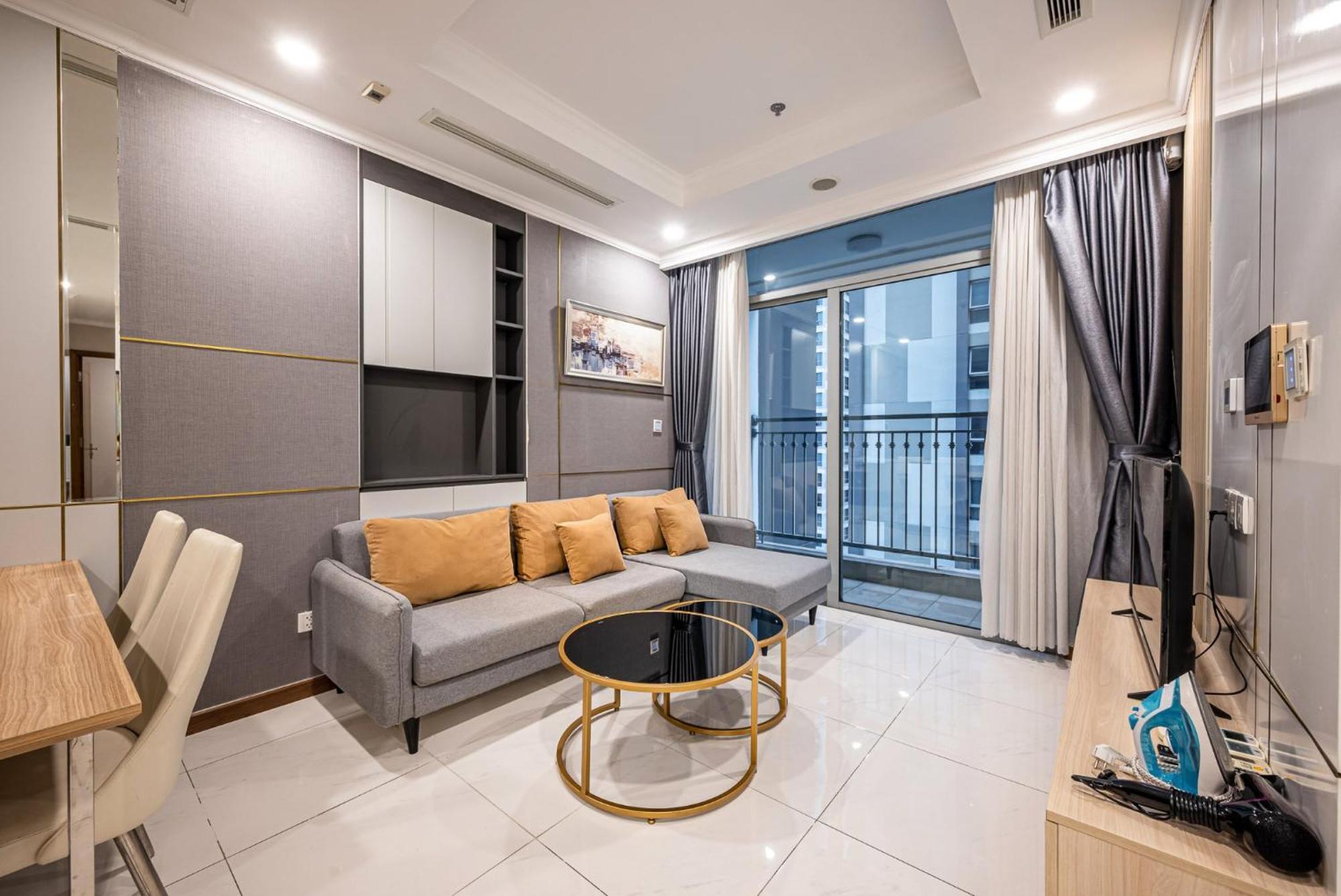 Liam Service Apartment - Vinhome Central Park Хошимин Экстерьер фото