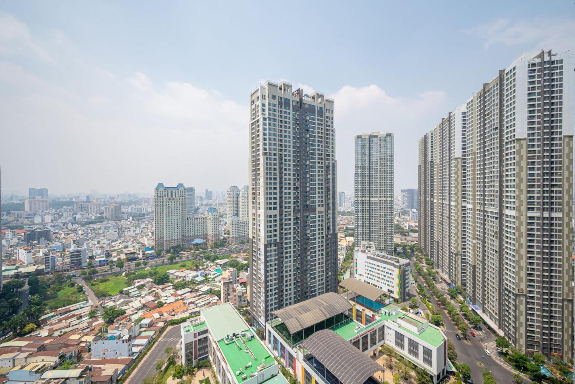 Liam Service Apartment - Vinhome Central Park Хошимин Экстерьер фото